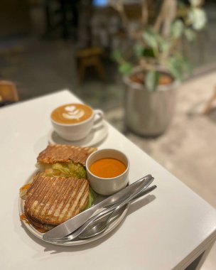 Kahve fincanı ve çay kafede.