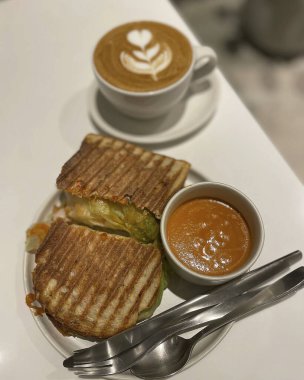 Kahve fincanı ve çay kafede.