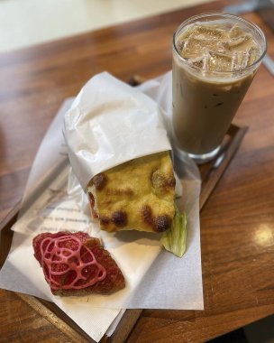 Kahve fincanı, kek ve çay.