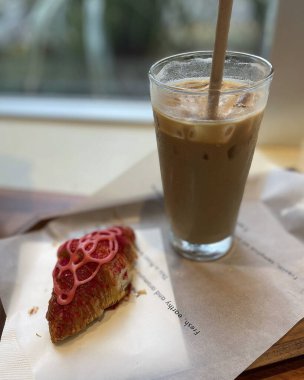 Çikolatalı lezzetli bir çöreğin yakın çekimi.