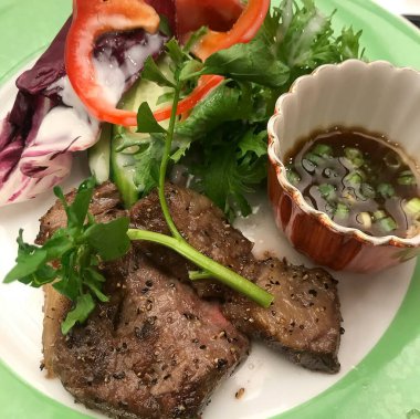 Sebze ve baharatlı biftek.