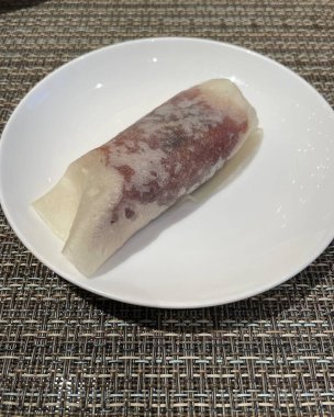 Bir parça etle birlikte bir tabağın mutfak fotoğrafı.