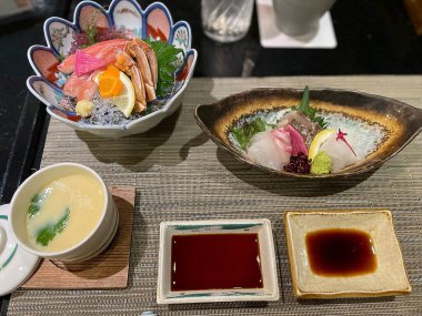 Suşi siyah bir tabakta.