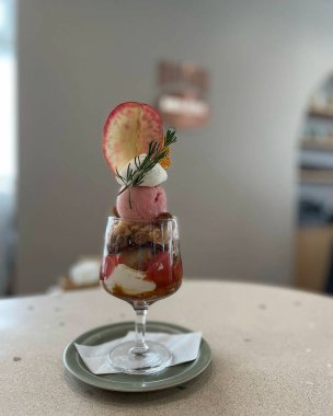 Bardakta meyveli tatlı.