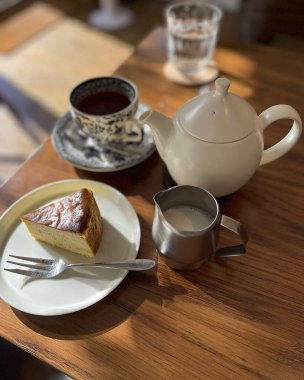 Çay ile bir fincan kahve.