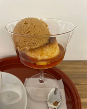 Lezzetli bir dondurmanın dikey çekimi.