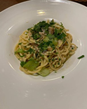 Tavuk ve sebzeli spagetti.