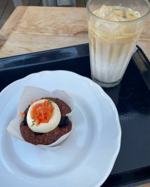 Bir fincan kahve ve bir bardak buzla yakın plan bir fotoğraf.