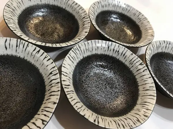 Siyah seramik tabak ve ahşap arka plan.