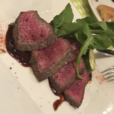 Sebze ve baharatlı biftek.