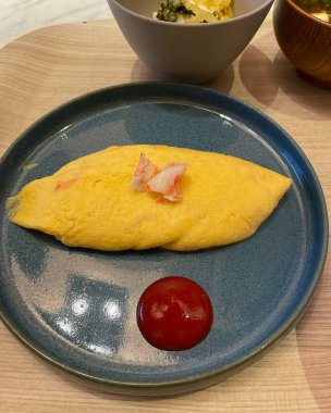 Omletli kızarmış somon, sebze salatası.