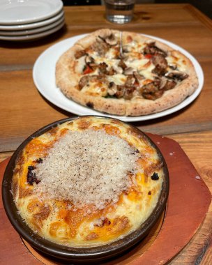 Pizza ahşap masada.