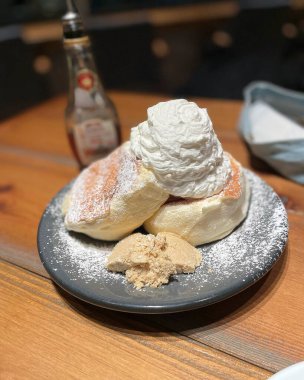 Çikolata ve dondurmalı bir parça leziz krep.