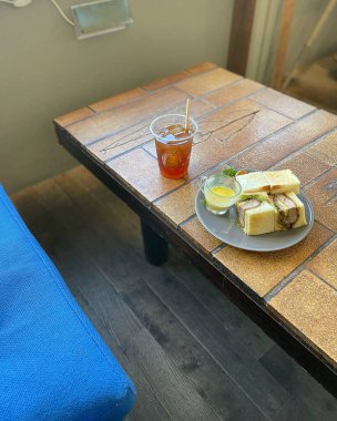 Tahta masada bir fincan çayla çay.