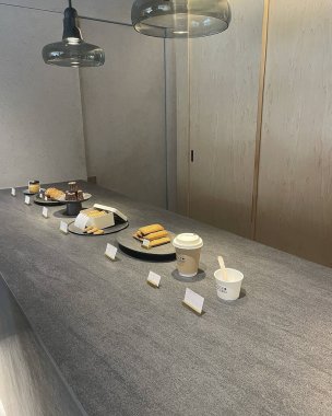 Modern bir mutfağın içinde.