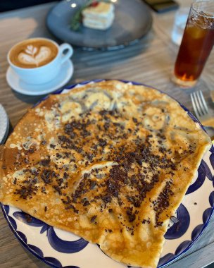 Çikolata soslu gözleme ve kahve.