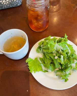 Salata, marul ve domates sosu.