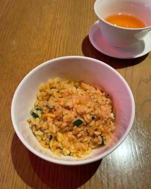 Kızarmış tavuk ve sebzeli pilav