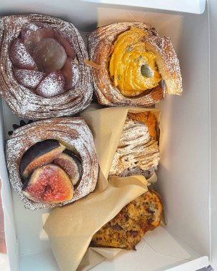 Kutuda taze pişmiş hamur işleri