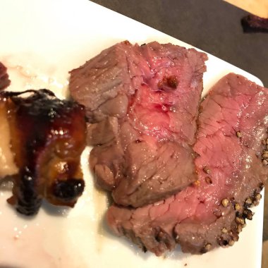 Izgara domuz pirzolası, sebze ve baharatlı.