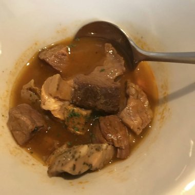 Sebzeli ve otlu biftek güveci.