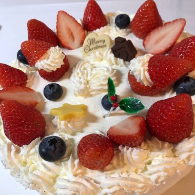 Beyaz arka planda çilekli ve kremalı pasta