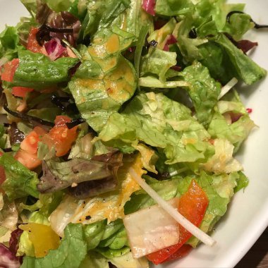 Domatesli taze salata ve marul.