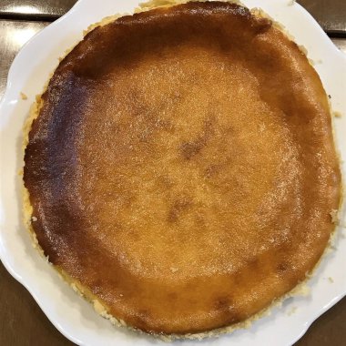 Bir parça pastayla beyaz bir tabağın yakın çekimi.