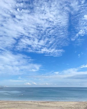 Mavi gökyüzü olan güzel sahil