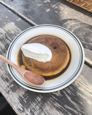 Dondurmalı kek ve bir fincan kahve.