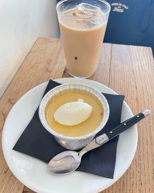 Bir fincan dondurmalı kahve.