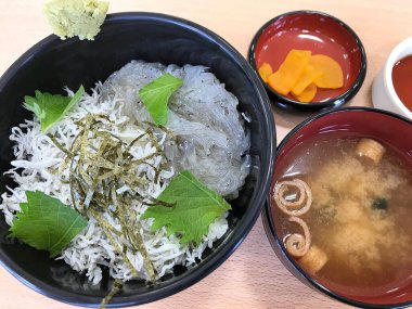 Japon mutfağı. Arka planda sıcak çorba.