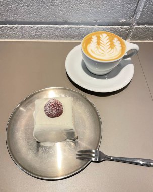 Beyaz arkaplanlı bir fincan kahve.