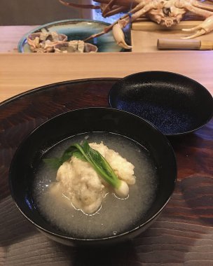 Bir tabak çorbanın mutfak fotoğrafı.