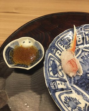 Somon ve soslu suşi.