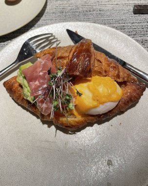 Sahanda yumurtanın mutfak fotoğrafı.