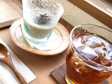 Çay ve buzlu kahve fincanı.