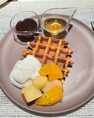 Kahve ve bal ile nefis kahvaltı.