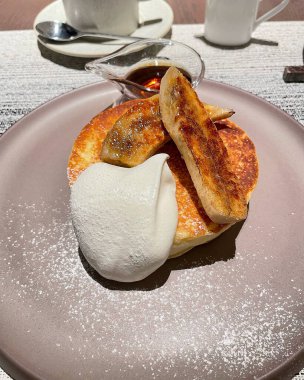 Dondurma ve ballı leziz krepler.