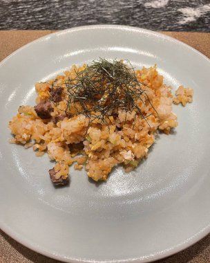 Kızarmış pirinç, sebzeli ve otlu beyaz tabak. yüksek kaliteli fotoğraf