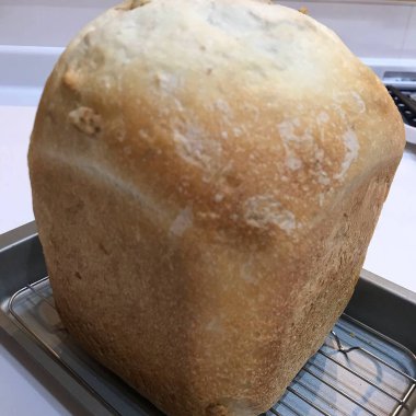 Yeni pişmiş bir somun ekmeğin dilimlenmiş yakın plan fotoğrafı.