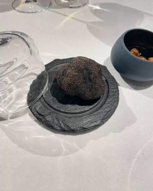 Kahve ve çayla lezzetli bir tatlının siyah beyaz fotoğrafı.