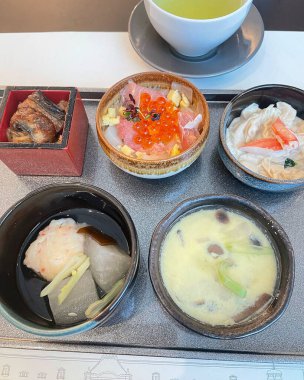 Japon mutfağı. Balık ve sebzeli sıcak çorba.