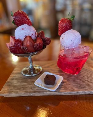 Krem şantili ve çikolatalı çilekli dondurma.