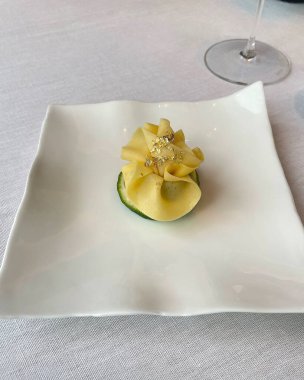 Bir tabak yeşil bezelyeli makarna.