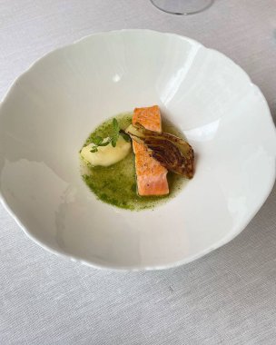 Bir tabak lezzetli somon ve krema sosu.