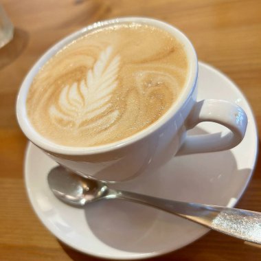 Ahşap arka planda köpüklü kahve.