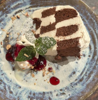 Krem şantili ve naneli çikolatalı pasta.