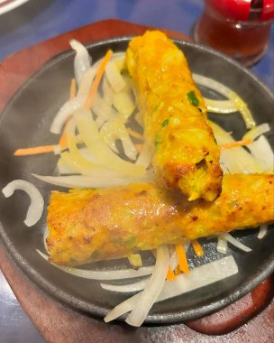 Sebze ve soslu ızgara tavuk.