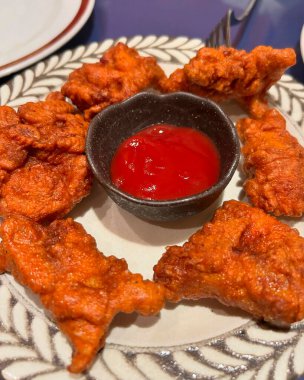 Soslu ve sebzeli kızarmış tavuk.